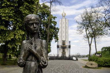 Holodomor kurbanlarına adanmış Anıt Parçası, 1932 - 1933 yılları arasında Ukrayna 'da büyük bir açlık. Kyiv, Ukrayna. 27 Mayıs 2024. Yüksek kalite fotoğraf