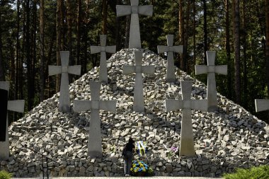 Siyasi baskı mağdurlarına adanmış anıt kompleksinin topraklarındaki haçlar. Bykivnia köyü, Kyiv yakınlarında, Ukrayna 2024, 19 Mayıs. Yüksek kalite fotoğraf