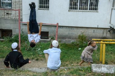 Rusya 'nın Ukrayna' da savaşa devam ettiği bir dönemde, Rosh Hashanah bayramı arifesinde haham Nachman 'ın mezarının yakınındaki sokakta oynayan aşırı Ortodoks Yahudi hacılar. Uman 16-09-2023