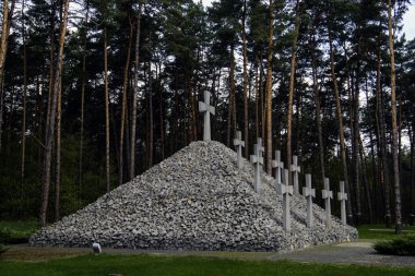 13 Nisan 2024, Ukrayna, Kyiv yakınlarındaki Bykivnia, Bykivnia 'daki Ulusal Tarih Rezervi Mezarlığı' nın arazisindeki haçlar. Yüksek kalite fotoğraf