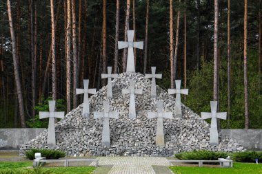 13 Nisan 2024, Ukrayna, Kyiv yakınlarındaki Bykivnia, Bykivnia 'daki Ulusal Tarih Rezervi Mezarlığı' nın arazisindeki haçlar. Yüksek kalite fotoğraf