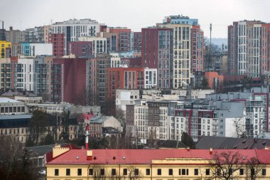 Ukrayna 'nın 11 Mart 2024 tarihli UNESCO Dünya Mirası Alanı Lviv kentindeki panoramik yeni binaların manzarası. Yüksek kalite fotoğraf