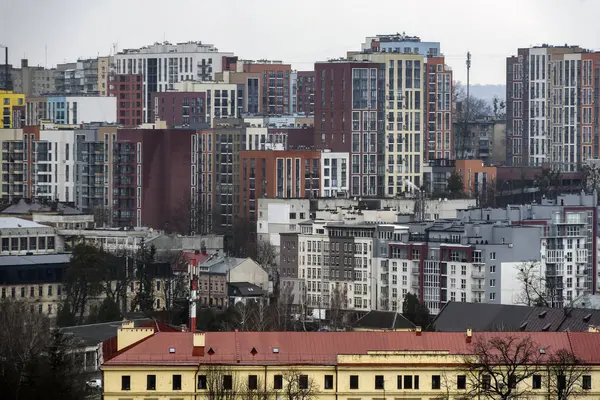 Ukrayna 'nın 11 Mart 2024 tarihli UNESCO Dünya Mirası Alanı Lviv kentindeki panoramik yeni binaların manzarası. Yüksek kalite fotoğraf