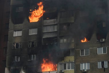 7 Şubat 2024 'te Ukrayna' nın başkenti Kyiv 'de meydana gelen büyük bir Rus füze saldırısında hasar gören yanan bir rezidans binasından siyah duman yükseliyor. Yüksek kalite fotoğraf
