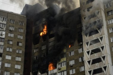 7 Şubat 2024 'te Ukrayna' nın başkenti Kyiv 'de meydana gelen büyük bir Rus füze saldırısında hasar gören yanan bir rezidans binasından siyah duman yükseliyor. Yüksek kalite fotoğraf