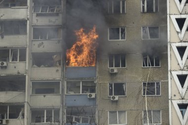 7 Şubat 2024 'te Ukrayna' nın başkenti Kyiv 'de meydana gelen büyük bir Rus füze saldırısında hasar gören yanan bir rezidans binasından siyah duman yükseliyor. Yüksek kalite fotoğraf