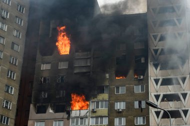 7 Şubat 2024 'te Ukrayna' nın başkenti Kyiv 'de meydana gelen büyük bir Rus füze saldırısında hasar gören yanan bir rezidans binasından siyah duman yükseliyor. Yüksek kalite fotoğraf