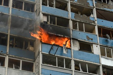7 Şubat 2024 'te Ukrayna' nın başkenti Kyiv 'de meydana gelen büyük bir Rus füze saldırısında hasar gören yanan bir rezidans binasından siyah duman yükseliyor. Yüksek kalite fotoğraf