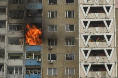 7 Şubat 2024 'te Ukrayna' nın başkenti Kyiv 'de meydana gelen büyük bir Rus füze saldırısında hasar gören yanan bir rezidans binasından siyah duman yükseliyor. Yüksek kalite fotoğraf