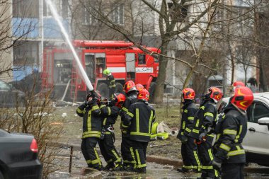 İtfaiyeciler, 7 Şubat 2024 'te Ukrayna' nın başkenti Kyiv 'de meydana gelen büyük bir Rus füze saldırısında hasar gören yüksek katlı bir binada çalışıyorlar. Yüksek kalite fotoğraf