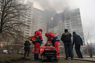 Kurtarma ekipleri, 7 Şubat 2024 'te Ukrayna' nın Kyiv kentinde meydana gelen büyük bir Rus füze saldırısında hasar gören yanan bir apartmanın bulunduğu bölgede çalışıyorlar. Yüksek kalite fotoğraf