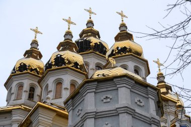 Ukrayna 'nın Kharkiv kentindeki Ortodoks Myrrh-Bearing Kilisesi' nin altın kubbeleri Rus bombardımanından zarar gördü. 16 Şubat 2024. Yüksek kalite fotoğraf