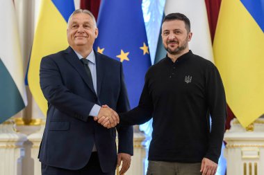 Macaristan Başbakanı Viktor Orban ve Ukrayna Cumhurbaşkanı Volodymyr Zelenskiy, 2 Temmuz 2024 'te Ukrayna' nın Kyiv kentinde yaptıkları görüşmede el sıkışıyorlar. Yüksek kalite fotoğraf