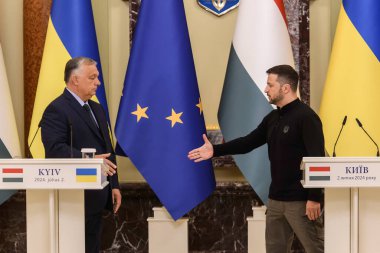 Macaristan Başbakanı Viktor Orban ve Ukrayna Cumhurbaşkanı Volodymyr Zelenskiy, 2 Temmuz 2024 'te Ukrayna' nın Kyiv kentinde yaptıkları görüşmede el sıkışıyorlar. Yüksek kalite fotoğraf