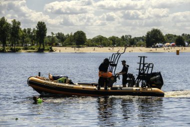 Ukrayna Acil Servis 'ten Ukraynalı kurtarıcılar, Ukrayna' da 06 Temmuz 2024 'te bir Kyiv plajında boğulan bir adama yardım ediyorlar. Yüksek kalite fotoğraf