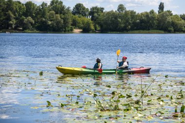 Obolon Bölgesi, Kyiv, Ukrayna 'daki Dnipro Nehri' nde dinlenen insanlar. Yüksek kalite fotoğraf
