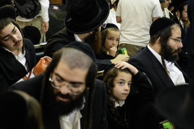 Rusya 'nın Ukrayna' daki savaşın sürdüğü bir dönemde Haham Nachman 'ın mezarının yanında, Yahudi-Ortodoks Yahudi hacılar dua ediyor. Uman, Ukrayna 15-09-2023