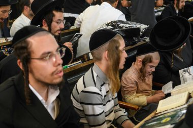 Rusya 'nın Ukrayna' daki savaşın sürdüğü bir dönemde Haham Nachman 'ın mezarının yanında, Yahudi-Ortodoks Yahudi hacılar dua ediyor. Uman, Ukrayna 15-09-2023