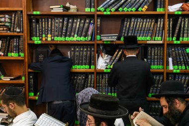 Rusya 'nın Ukrayna' daki savaşın sürdüğü bir dönemde Haham Nachman 'ın mezarının yanında, Yahudi-Ortodoks Yahudi hacılar dua ediyor. Uman, Ukrayna 15-09-2023