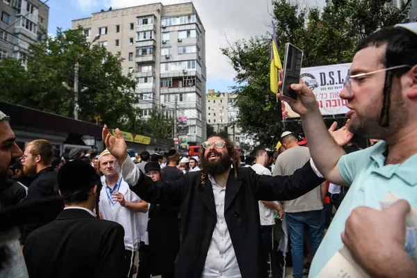 stock image Orthodox Jewish pilgrims celebrate near the tomb of Rabbi Nachman while celebrating Rosh Hashanah, the Jewish New Year, amid Russia continues the war in Ukraine. Uman, Ukraine, September 15, 2023. 