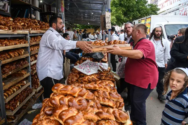 Stock image Ultra-Orthodox Jewish pilgrims buy traditional bread Challah on street near the tomb of Rabbi Nachman during the celebration of Rosh Hashanah holiday, the Jewish New Year, Uman, Ukraine, 15-09-2023.