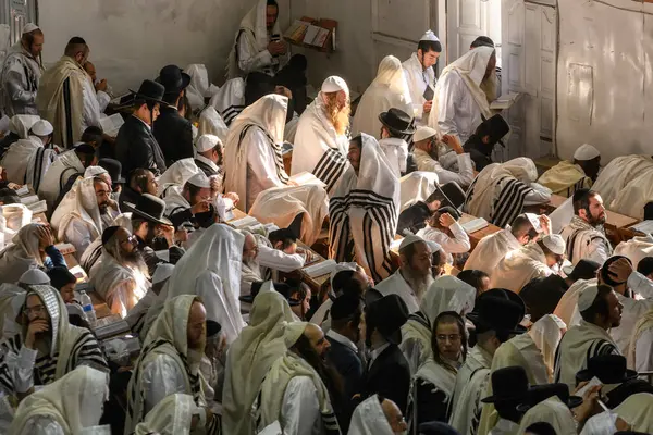 stock image Ultra-Orthodox Jewish Hasids pilgrims pray in Synagogue of Bratslav Hasidim close to tomb of Rabbi Nachman on the eve of Rosh Hashanah holiday, Jewish New Year, in Uman, Ukraine 17-09-2023. 