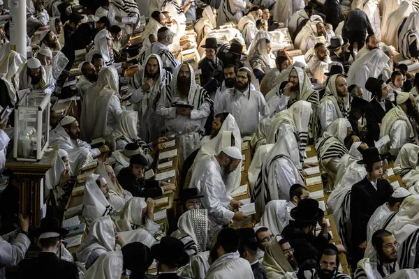 stock image Ultra-Orthodox Jewish Hasids pilgrims pray in Synagogue of Bratslav Hasidim close to tomb of Rabbi Nachman on the eve of Rosh Hashanah holiday, Jewish New Year, in Uman, Ukraine 17-09-2023. 