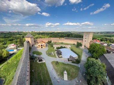 8 Temmuz 2023 'te, Lutsk Kalesi ve çevresindeki giriş kulesi, Lutsk, Ukrayna manzarası. Yüksek kalite fotoğraf