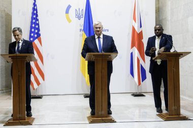 ABD Dışişleri Bakanı Antony Blinken, İngiltere Dışişleri Bakanı David Lammy ve Ukrayna Dışişleri Bakanı Andrii Sybiha 11 Eylül 2024 'te Ukrayna' nın Kyiv kentinde düzenlenen ortak basın toplantısına katıldılar.