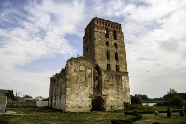 Ukrayna 'nın Khmelnytskyi bölgesindeki Starokostiantyniv' de savunma kulesi olan Kutsal Kilisemizin ve Dominik Manastırı 'nın resimli harabeleri. - Evet. Yüksek kalite fotoğraf
