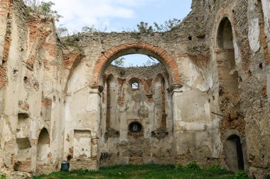 Ukrayna 'nın Khmelnytskyi bölgesindeki Starokostiantyniv' de savunma kulesi olan Kutsal Kilisemizin ve Dominik Manastırı 'nın resimli harabeleri. - Evet. Yüksek kalite fotoğraf