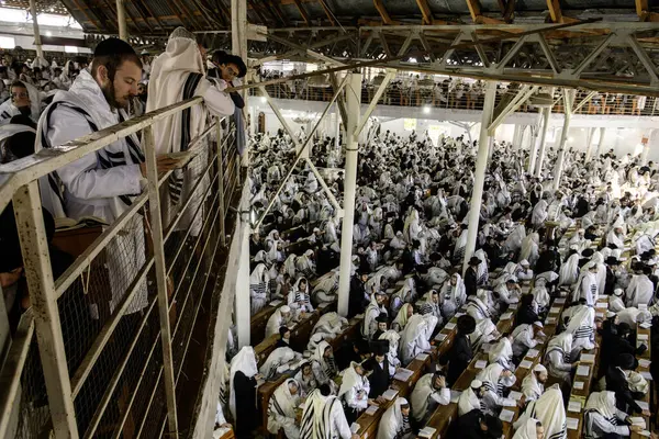 stock image Ultra-Orthodox Jewish Hasids pilgrims pray in Synagogue of Bratslav Hasidim close to tomb of Rabbi Nachman on the eve of Rosh Hashanah holiday, Jewish New Year, in Uman, Ukraine 17-09-2023