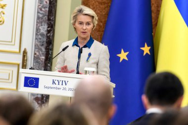 Avrupa Komisyonu Başkanı Ursula Von Der Leyen, Ukrayna Cumhurbaşkanı Volodymyr Zelenskiy ile 20 Eylül 2024 tarihinde Ukrayna 'nın başkenti Kyiv' de düzenlediği ortak basın toplantısında konuştu. Yüksek kalite fotoğraf