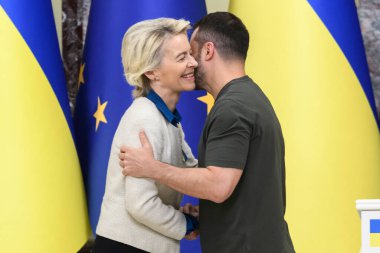 Avrupa Komisyonu Başkanı Ursula Von Der Leyen ve Ukrayna Cumhurbaşkanı Volodymyr Zelenskiy, 20 Eylül 2024 tarihinde Ukrayna 'nın Kyiv kentinde düzenlenen ortak basın toplantısı sonrasında kucaklaşıyorlar. Yüksek kalite fotoğraf