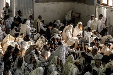 Aşırı Ortodoks Yahudi hacılar, Uman, Ukrayna 'da 17-09-2023' te, Rosh Hashanah bayramının arifesinde Haham Nachman 'ın mezarına yakın Bratslav Hasidim Sinagogunda dua ediyorlar.