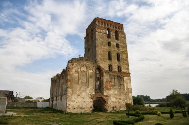 Ukrayna 'nın Khmelnytskyi bölgesindeki Starokostiantyniv' de savunma kulesi olan Kutsal Kilisemizin ve Dominik Manastırı 'nın resimli harabeleri. - Evet. Yüksek kalite fotoğraf