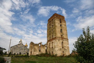 Ukrayna 'nın Khmelnytskyi bölgesindeki Starokostiantyniv' de savunma kulesi olan Kutsal Kilisemizin ve Dominik Manastırı 'nın resimli harabeleri. - Evet. Yüksek kalite fotoğraf