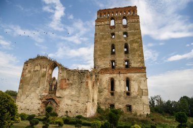 Ukrayna 'nın Khmelnytskyi bölgesindeki Starokostiantyniv' de savunma kulesi olan Kutsal Kilisemizin ve Dominik Manastırı 'nın resimli harabeleri. - Evet. Yüksek kalite fotoğraf