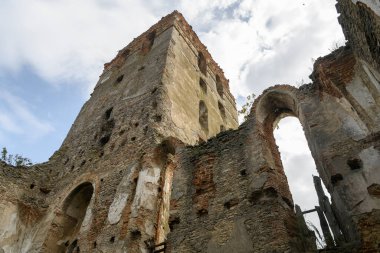 Ukrayna 'nın Khmelnytskyi bölgesindeki Starokostiantyniv' de savunma kulesi olan Kutsal Kilisemizin ve Dominik Manastırı 'nın resimli harabeleri. - Evet. Yüksek kalite fotoğraf