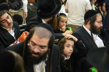 Rusya 'nın Ukrayna' daki savaşın sürdüğü bir dönemde Haham Nachman 'ın mezarının yanında, Yahudi-Ortodoks Yahudi hacılar dua ediyor. Uman, Ukrayna 15-09-2023