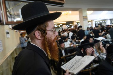 Rusya 'nın Ukrayna' daki savaşın sürdüğü bir dönemde Haham Nachman 'ın mezarının yanında, Yahudi-Ortodoks Yahudi hacılar dua ediyor. Uman, Ukrayna 15-09-2023