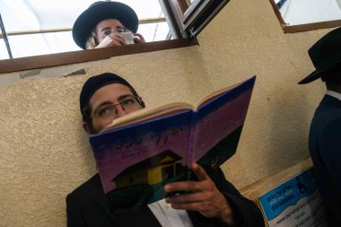 Rusya 'nın Ukrayna' daki savaşın sürdüğü bir dönemde Haham Nachman 'ın mezarının yanında, Yahudi-Ortodoks Yahudi hacılar dua ediyor. Uman, Ukrayna 15-09-2023