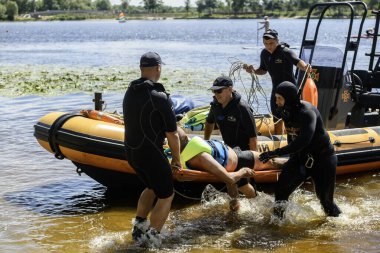 Ukrayna Acil Servis 'ten Ukraynalı kurtarıcılar, Ukrayna' da 06 Temmuz 2024 'te bir Kyiv plajında boğulan bir adama yardım ediyorlar. Yüksek kalite fotoğraf