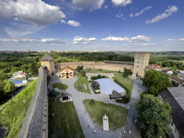 8 Temmuz 2023 'te, Lutsk Kalesi ve çevresindeki giriş kulesi, Lutsk, Ukrayna manzarası. Yüksek kalite fotoğraf