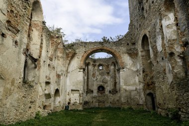 Ukrayna 'nın Khmelnytskyi bölgesindeki Starokostiantyniv' de savunma kulesi olan Kutsal Kilisemizin ve Dominik Manastırı 'nın resimli harabeleri. - Evet. Yüksek kalite fotoğraf