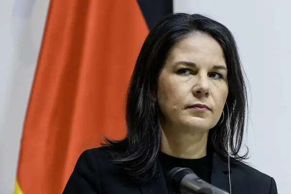 Almanya Dışişleri Bakanı Annalena Baerbock Ukrayna Dışişleri Bakanı Andrii Sybiha ile birlikte Ukrayna 'nın başkenti Kyiv' de düzenlenen ortak basın toplantısına katıldı. Yüksek kalite fotoğraf