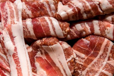 Pastırmaya sarılmış pirzola ve ızgara için baharatlı pastırmaya sarılmış cevapcici. Taze çiğ et. Yüksek kalite fotoğraf