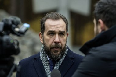 Kyiv Piotr Lukasiewicz 'de geçici olarak gazetecilerle görüşmek üzere Kyiv, Ukrayna yakınlarındaki Polonya Savaş Mezarlığı' nda bulunan gazetecilerle görüşüyor. Yüksek kalite fotoğraf