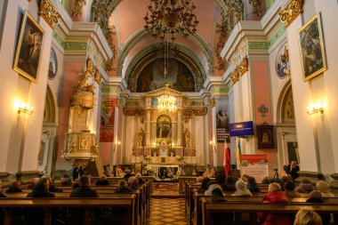 İç mimari, 24 Kasım 2024 'te, Ukrayna' nın Zhytomyr kentindeki Aziz Sophia Katolik Katedrali 'nde zengin bir şekilde dekore edilmiştir. 