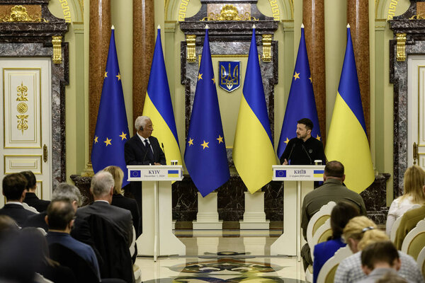 Президент Украины Владимир Зеленский принял участие в совместной пресс-конференции с президентом Европейского совета Антонио Коста в Киеве 1 декабря 2024 года. Высокое качество фото